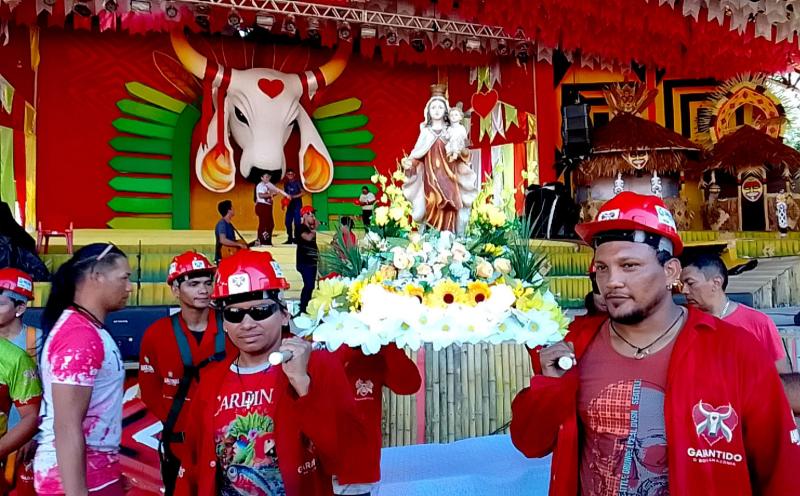 Boi Garantido recebe visita da imagem peregrina de Nossa Senhora do Carmo, padroeira de Parintins 