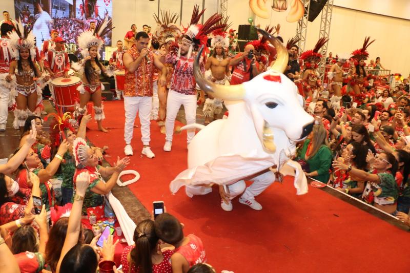 MAG inicia entrega de camisas da Feijoada 2023 com show de Sebastião Júnior