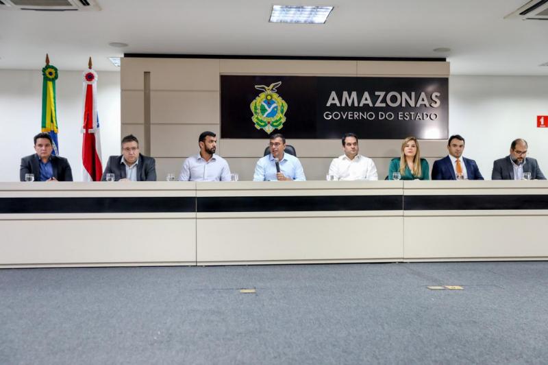 Wilson Lima anuncia reajuste para servidores da Educação e coloca piso salarial de professores entre os maiores do país