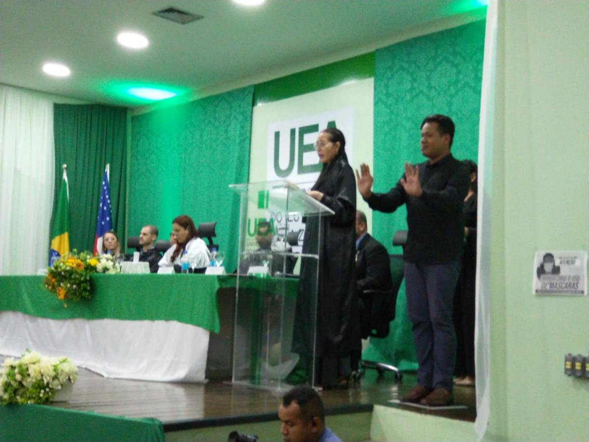 UEA investe em política de educação bilíngue para a pessoa surda