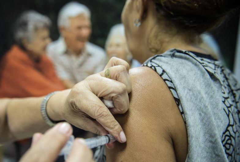 Mais de 43 milhões de pessoas já se vacinaram contra gripe no Brasil