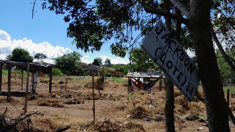 Em Parintins, famílias ocupam terreno abandonado no bairro Teixeirão