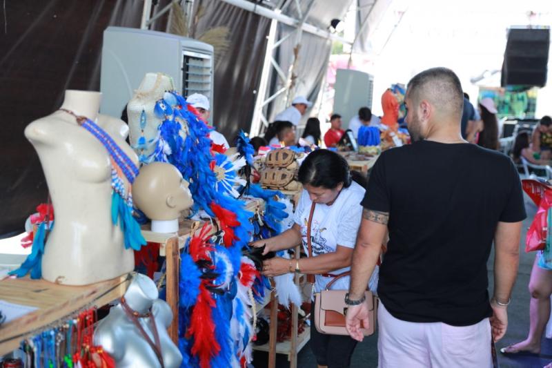 Acessórios valorizam a cultura, os artesãos e a economia local para o Festival Folclórico de Parintins