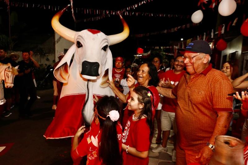 Multidão encarnada sai nas ruas de Parintins para manter a tradição do Garantido em homenagem aos namorados