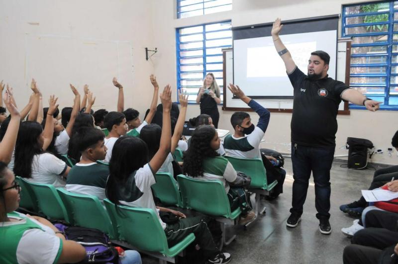SSP-AM leva ações da Semana Estadual Antidrogas à Escola Estadual Sólon de Lucena