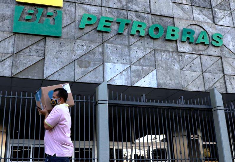 Petrobras reduz preço da gasolina em 4,66% para distribuidoras 
