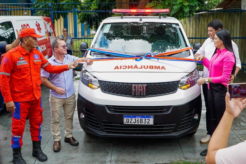 Bi Garcia entrega duas novas ambulâncias e anuncia investimentos para a Central de Resgate de Parintins