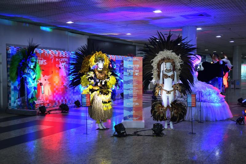 Exposição sobre Festival de Parintins encanta turistas no Aeroporto de Manaus