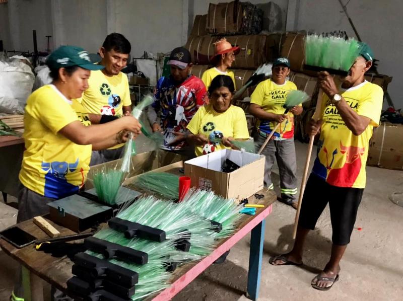 Catadores de recicláveis de Parintins produzem vassouras ecológicas de garrafas pet 
