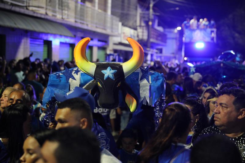 Boi Caprichoso arrasta multidão no 'Boi de Rua'