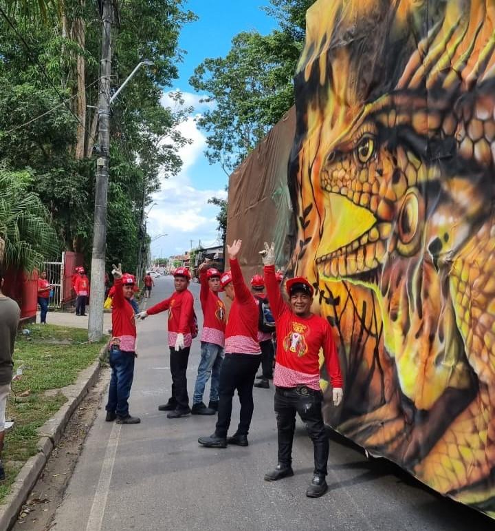 Alegorias do Garantido começam a ser levadas para o bumbódromo em clima de emoção