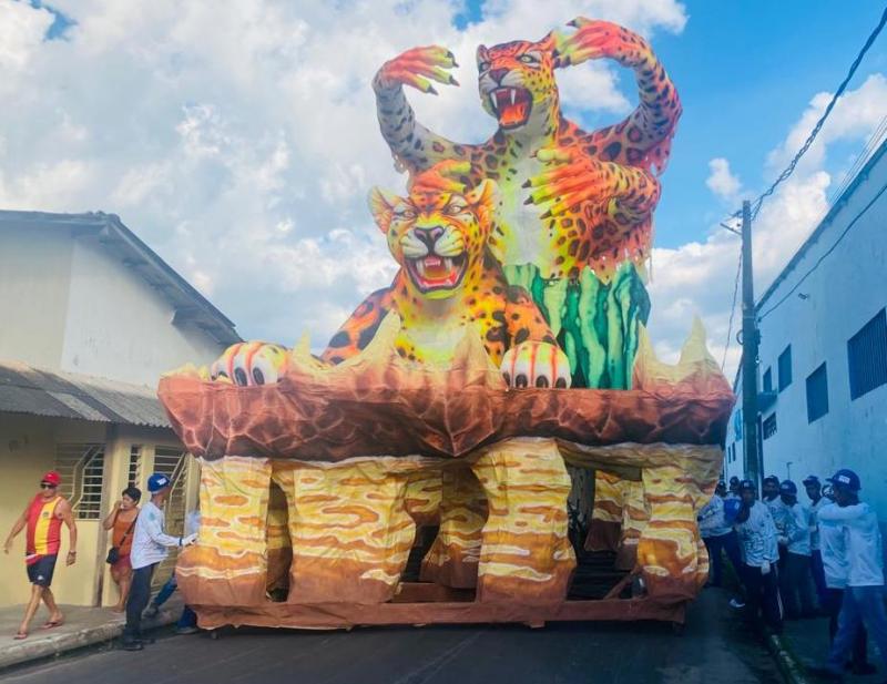 Paikices: alegorias do Caprichoso são levadas para concentração do Bumbódromo
