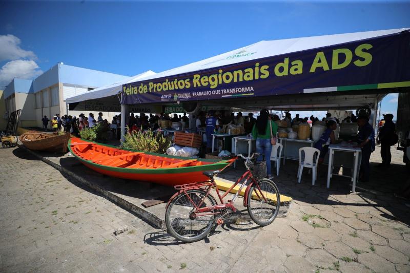 Governador Wilson Lima entrega feira de produtos regionais no porto de Parintins e libera R$ 1,8 milhão em crédito rural