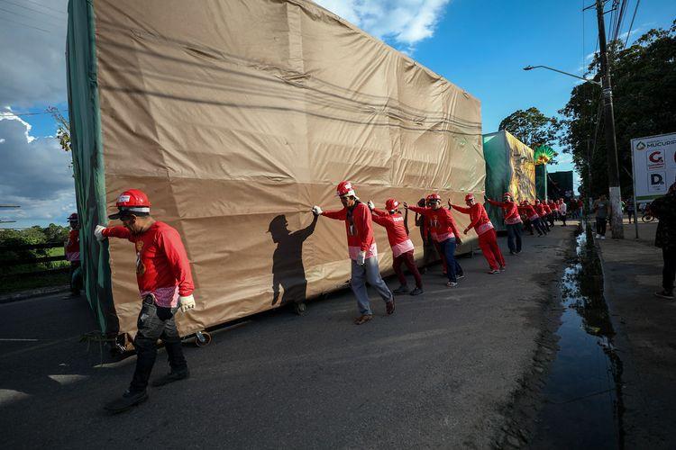 Alegorias gigantes dos bumbás Caprichoso e Garantido chegam na concentração do Bumbódromo de Parintins