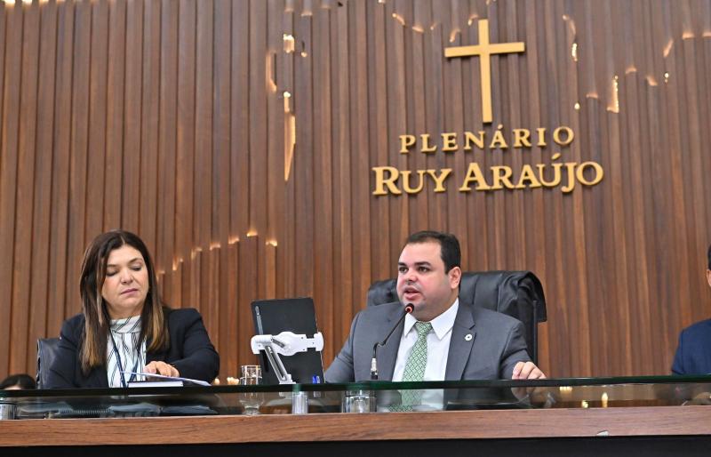 Projeto de Roberto Cidade que propõe ampliação da proteção à mulher vítima de violência doméstica é aprovado na Aleam