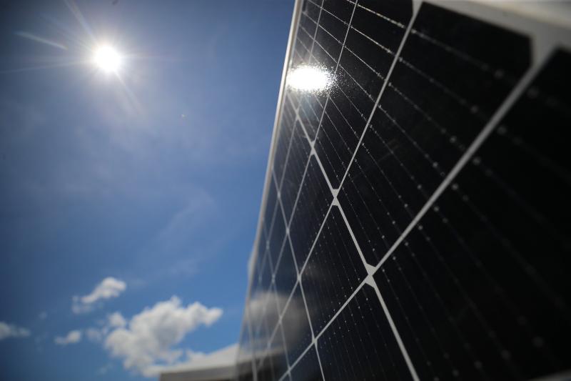 Governo do Amazonas entrega placas de energia solar para Caprichoso e Garantido