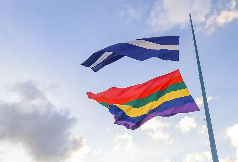 Em parceria com o Governo do Amazonas, Caprichoso e Garantido hasteiam bandeira LGBTQIAPN+