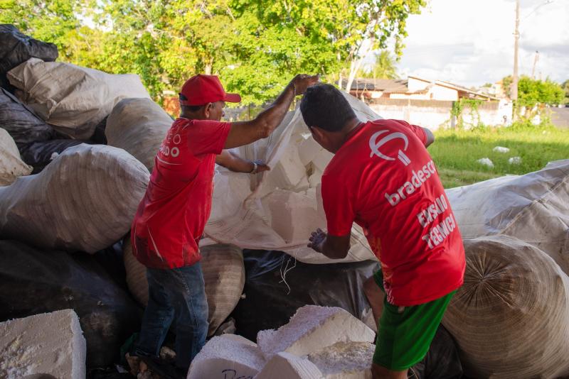 Caprichoso e Garantido iniciam coleta de isopor residual das alegorias para destinar à reciclagem
