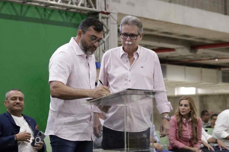 Wilson Lima inicia regularização fundiária de mais 1,5 mil unidades habitacionais e entrega 200 títulos definitivos
