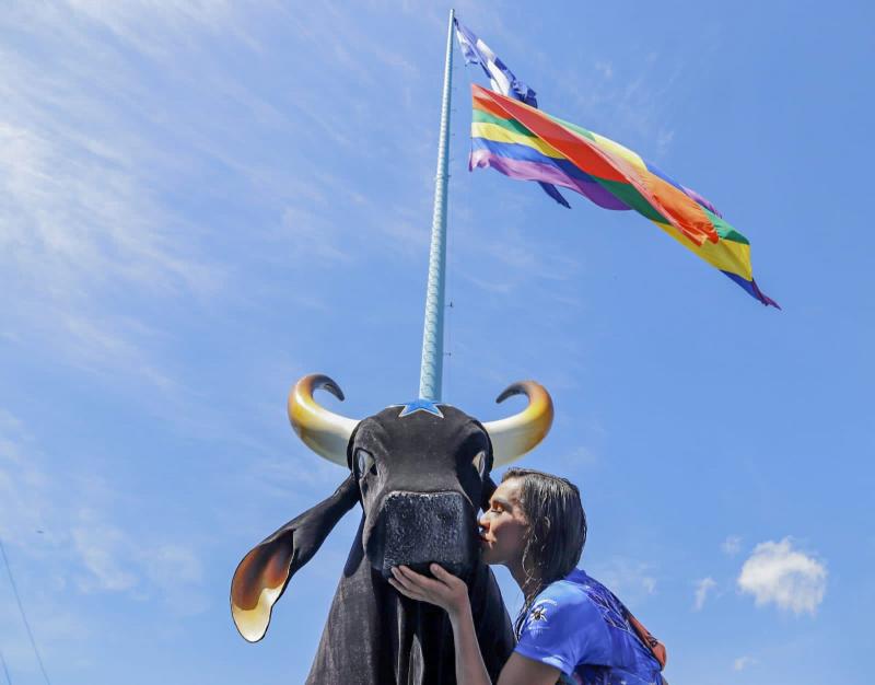 Parintins 2023: torcedores de Caprichoso e Garantido exaltam simbolismo da bandeira LGBTQIAPN+ nos currais