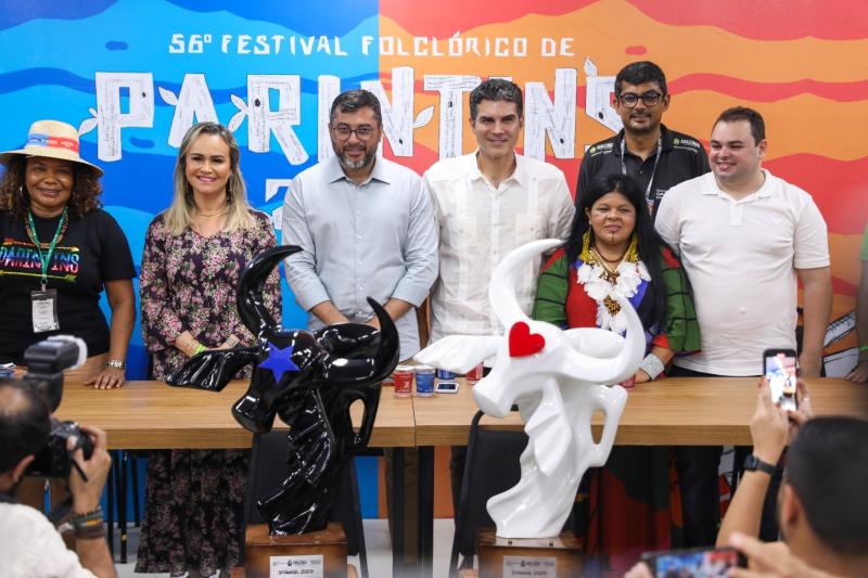 Sustentabilidade e reconhecimento ao empenho dos bumbás norteiam a confecção dos troféus do 56º Festival Folclórico de Parintins