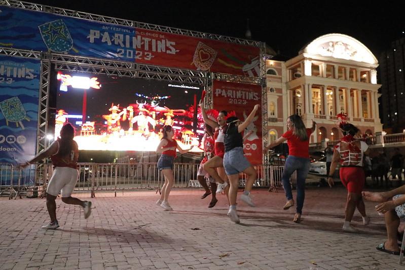 No Largo de São Sebastião, transmissão da última noite do 56º Festival de Parintins encanta torcedores