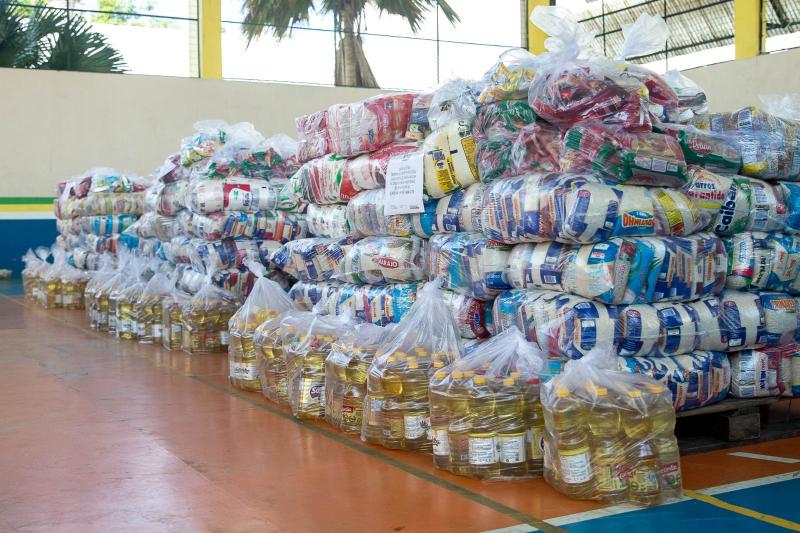 Seas entrega alimentos trocados por entrada na Festa dos Visitantes para instituições de Parintins  