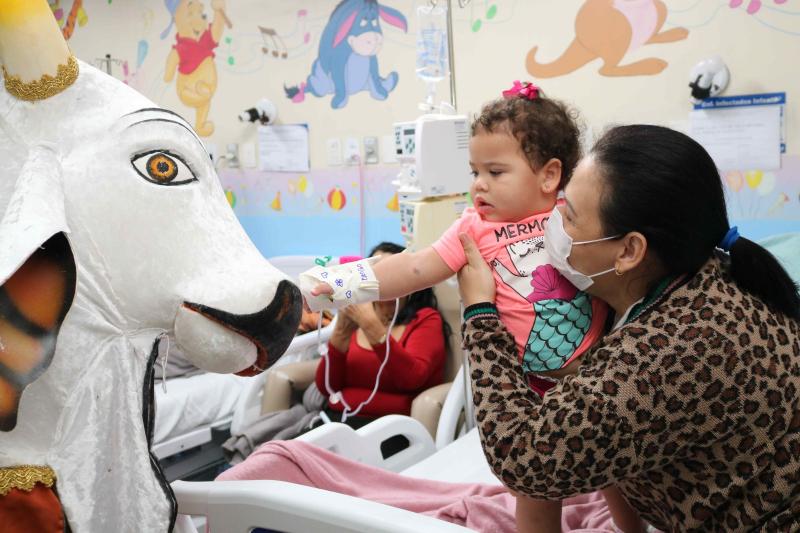 “Hemoboi” leva Festival Folclórico de Parintins a pacientes internados no Hemoam