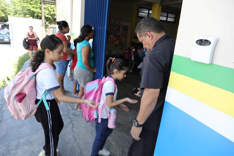 Alunos da rede pública estadual retornam às aulas após recesso escolar