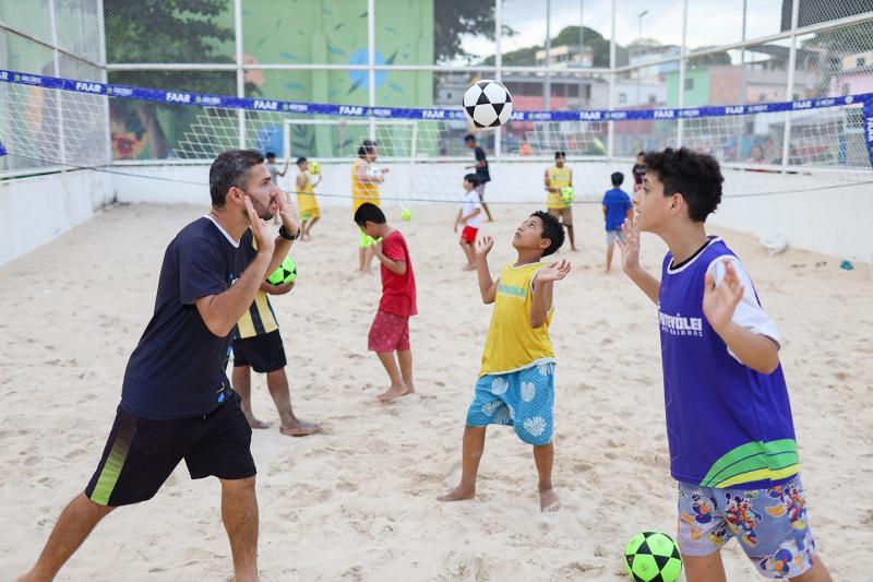 Espaços construídos pelo Prosamin+ oferecem prática de esporte de base e comunitário 
