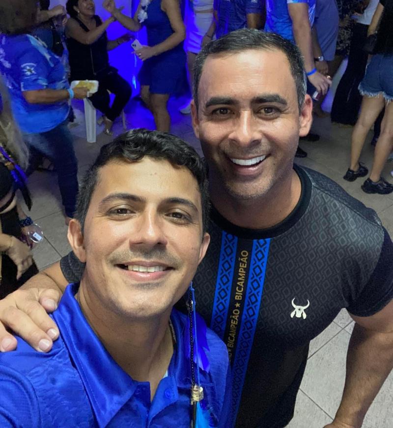 “Vejo Rossy Amoedo preparado”, diz compositor Adriano Aguiar, ao declarar voto “Vejo Rossy Amoedo preparado”, diz compositor Adriano Aguiar, ao declarar voto