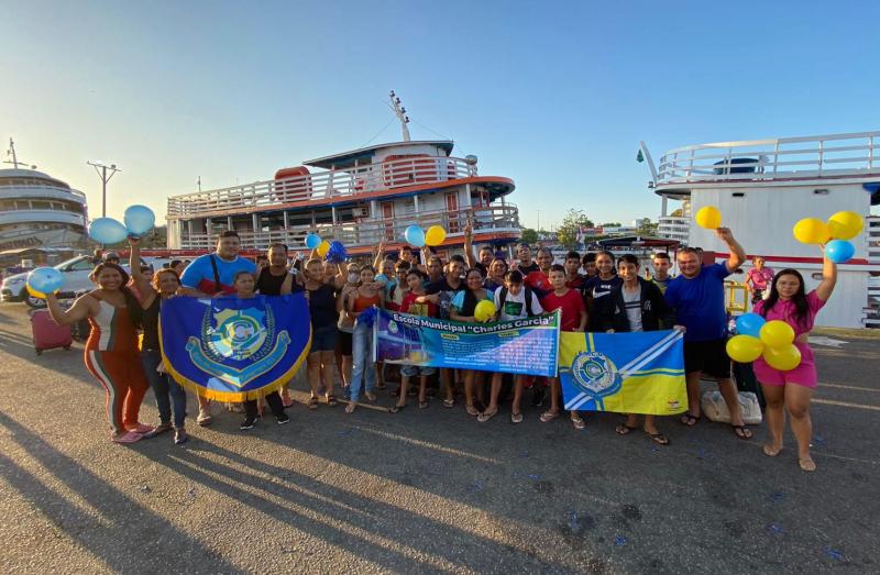 Estudantes-atletas da Escola Charles Garcia são recebidos com festa em Parintins