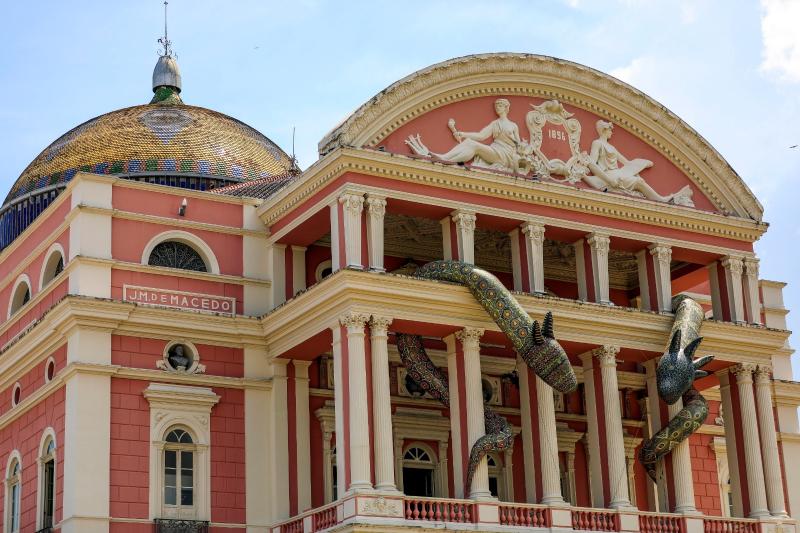 Arte contemporânea ‘Entidades’ destaca a fachada do Teatro Amazonas 