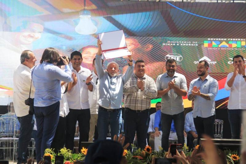 Prefeito Bi Garcia concede título de cidadania parintinense ao presidente Lula