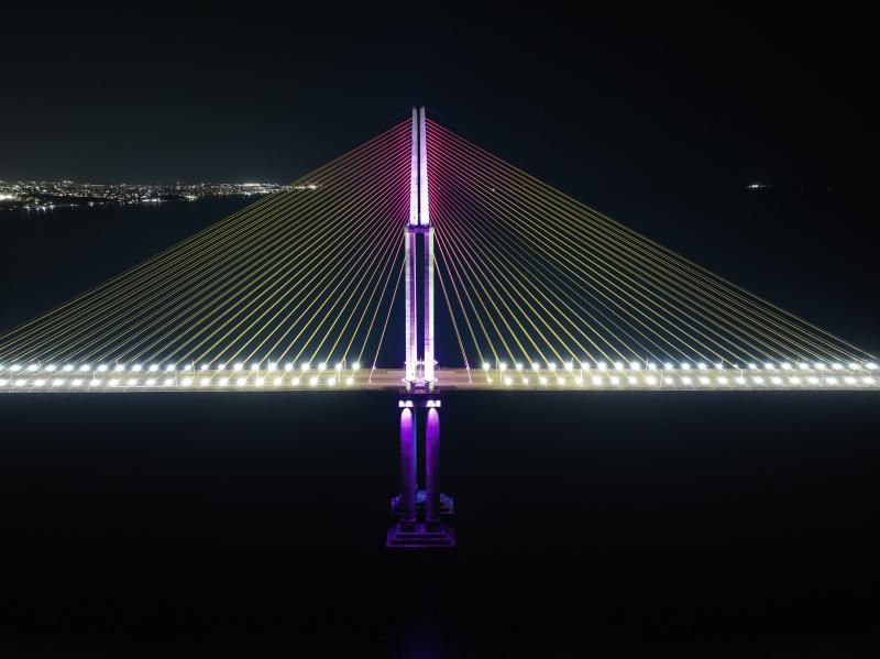 Ponte do Rio Negro recebe iluminação lilás em alusão aos 17 anos da Lei Maria da Penha 