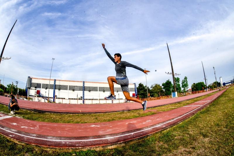 Representando o Amazonas, atleta venezuelano quebra recorde nacional em salto triplo