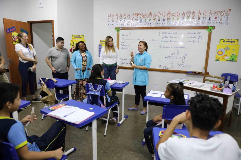 Comitiva da Secretaria de Educação visita sete escolas da rede estadual visando melhorias de infraestrutura