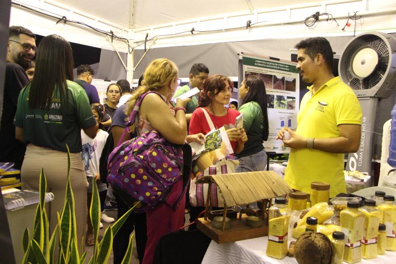 Novos sabores de farinha e um repelente à base de óleo da seringueira são apresentados na ação 'Fapeam na Feira'
