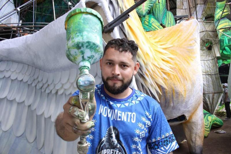 Após sucesso no Carnaval 2023, parintinense Alex Salvador assina com quatro escolas da elite do Rio de Janeiro