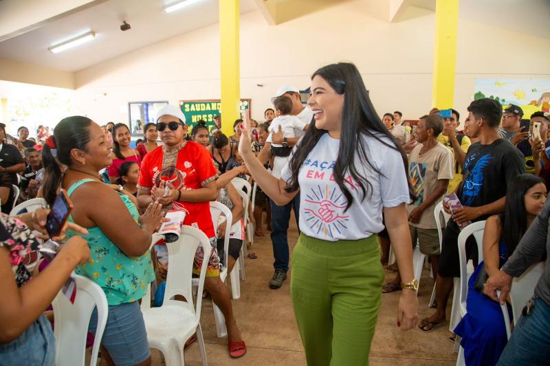Em Barreirinha, deputada Mayra Dias apresenta trabalho e ação social para quem mais precisa