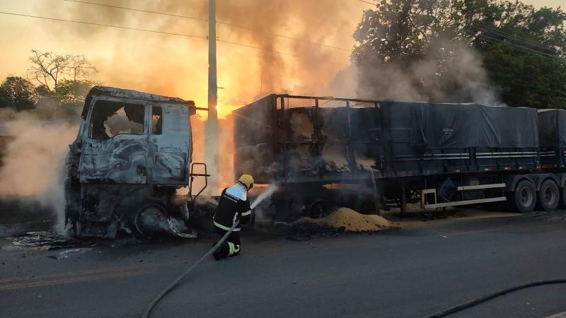 Na BR-174, Corpo de Bombeiros combate incêndio em carreta que transportava soja