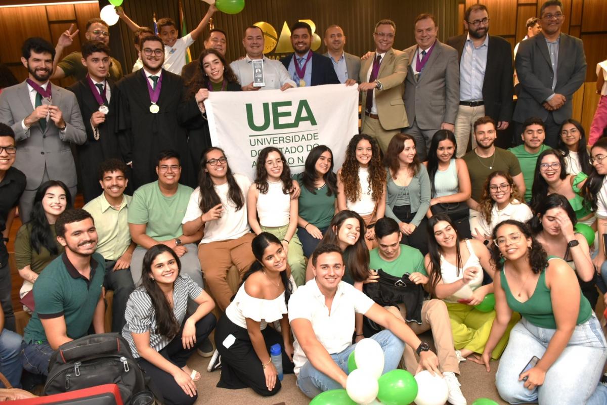 UEA conquista o prêmio de melhor equipe no XI Júri Simulado da OAB/AM