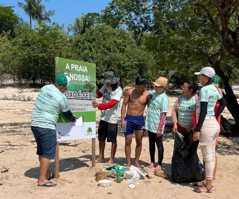 Sedema leva educação ambiental às praias e recolhe lixo deixado por banhistas