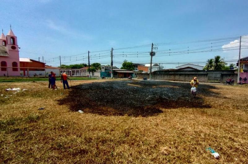 Após curto circuito, fogo se alastra em campo e assusta moradores em Parintins