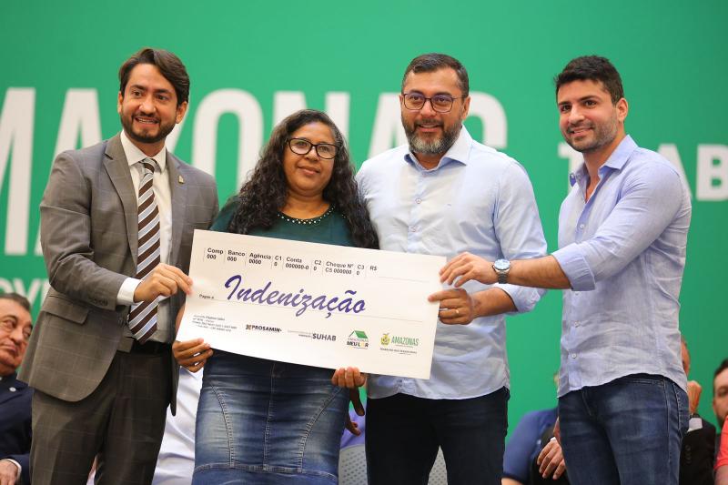 Wilson Lima entrega 355 títulos de imóveis e reassenta famílias das comunidades da Sharp e Manaus 2000