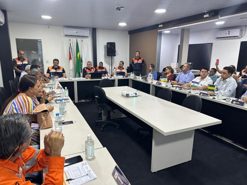 Prefeitos do interior se reúnem na Defesa Civil para alinhar ações de mitigação da seca