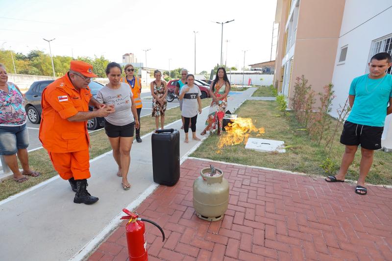 UGPE e Bombeiros realizam simulação em treinamento para famílias do Residencial Rodrigo Otávio 