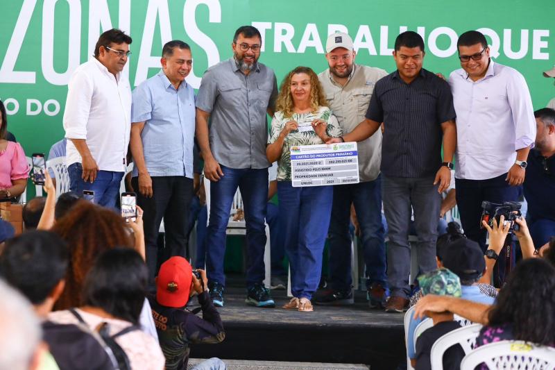 Governo do Amazonas entrega fomento a produtores rurais de Rio Preto da Eva