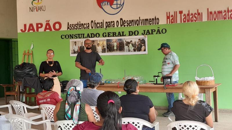 Sedema promove oficina de vassouras ecológicas na escola Tadashi Inomata 