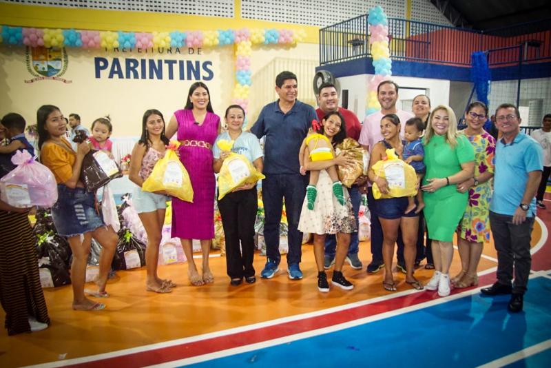 Programa Criança Feliz entrega kits da primeira infância e festeja aniversário da deputada Mayra Dias